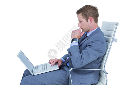 利用笔记本电脑的英俊商务人士商业人士男性夹克手表商务套装男人扶手椅领带图片