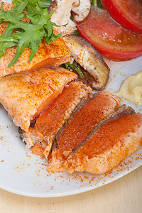 烤鲑鱼肉加蔬菜沙拉烧烤午餐油炸辣椒蘑菇牛扒海鲜盘子鱼片食物图片