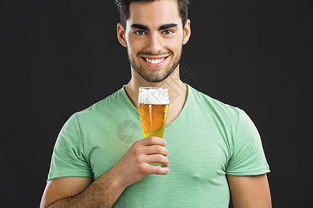 年轻人喝啤酒快乐男性草稿酒精干杯胡须牙裔派对微笑绿色图片