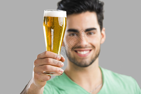 年轻人喝啤酒草稿快乐男性幸福酒精玻璃微笑拉丁啤酒胡须图片