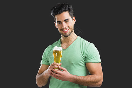 年轻人喝啤酒玻璃草稿幸福拉丁啤酒干杯成人灰色胡须男性图片