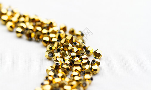 金色玻璃珠珠水晶白色奢华珠宝黄色宝石首饰宏观钻孔背景图片