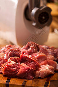电动肉研磨机和切肉猪肉厨房美食牛肉红色牛扒斧头桌子烹饪动物图片