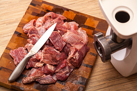 电动肉研磨机和切肉木头红色动物食品牛肉烹饪猪肉美食斧头桌子图片