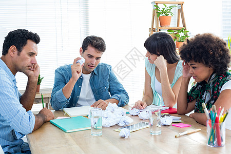精疲力尽的商业团队制纸板键盘失败者生意人女性桌子商界女士照片男性职场图片