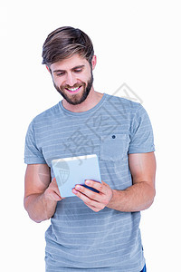 使用平板电脑的英俊帅哥快乐微笑触摸屏男人男性滚动药片图片