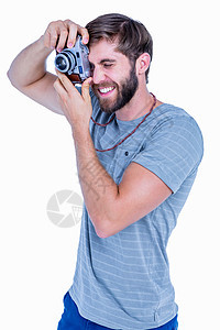拍照片的英俊帅哥男性微笑男人爱好牛仔裤时间相机摄影快乐摄影师图片
