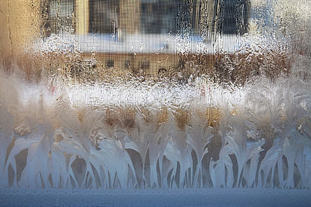 窗上的霜霜装饰品宏观蓝色季节雾凇玻璃窗户冰柱季节性水晶图片