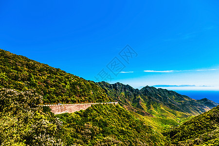 带道路和海洋的绿色山脉图片