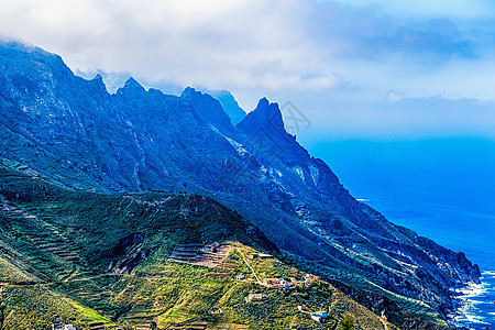 带岩石的海岸或海岸地平线天际风景支撑海洋蓝色绿色天空图片