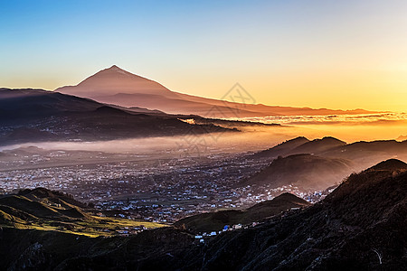 山脉和铁山火山的日落火山阴霾天空背景蓝色图片