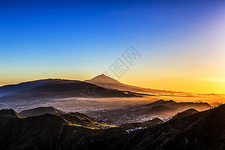 山山和提德火山的晚夕日落图片