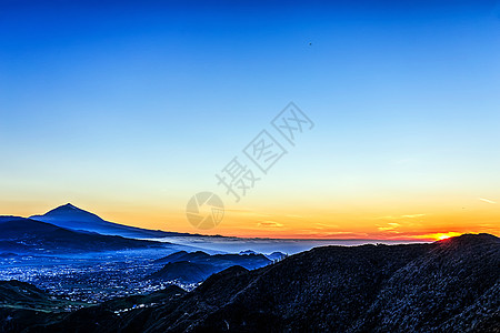 山脉和铁山火山的日落背景火山蓝色天空图片