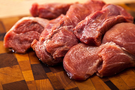 切肉食品美食木头红色桌子猪肉牛扒动物斧头烹饪图片