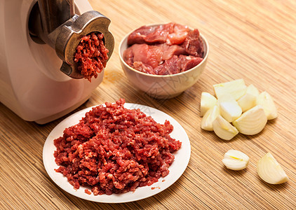 电动肉研磨机 硬肉 洋葱和切肉美食牛肉猪肉桌子烹饪动物红色牛扒木头斧头图片