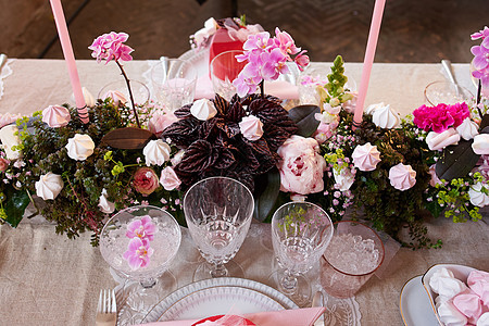 节日婚礼餐桌设置刀具花束风格银器庆典盘子餐饮桌子蜡烛桌布图片