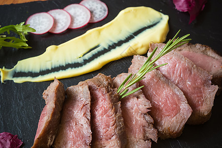 中度少量烹饪牛肉烤肉蔬菜牛扒洋葱香料胡椒粒木板迷迭香食物烧烤盘子图片