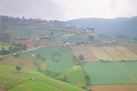 山区的农业用地天空旅行植物山坡国家房子土地爬坡森林种植园图片