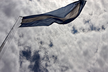挥动的旗帜太阳绳索海浪蓝色棕色天线黄色黑色天空浅蓝色图片