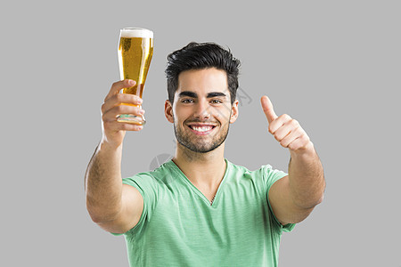 年轻人喝啤酒牙裔男性快乐绿色微笑干杯啤酒幸福玻璃成人图片