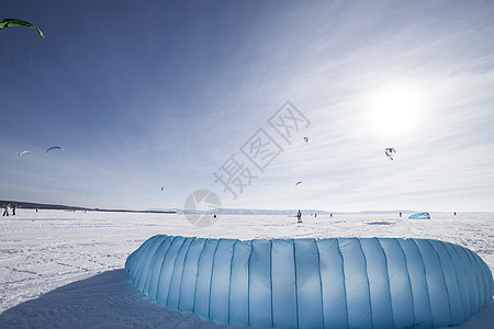雪上放着蓝风筝的滑板机空气假期阳光滑雪运动太阳追求蓝色自由段落图片