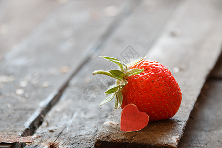 情人卡 心脏和草莓桌子情感幸福夫妻问候语恋情厨房展示卡片食物图片