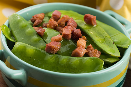 新鲜青豆加培根烹饪豆类配菜熏肉食物洋葱食谱绿色火腿蔬菜图片