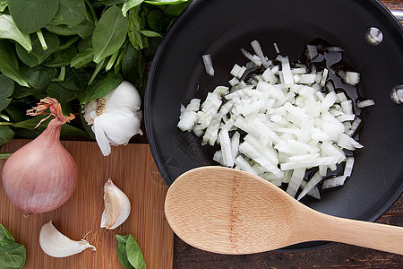 在煎锅里切洋葱食物菠菜烹饪团体盘子蔬菜勺子炒菜绿色白色图片