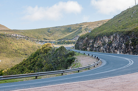 鲁滨逊 Mosselbay和Oudtshoorn之间的通道悬崖风景通行证岩石阴影柏油多云图片