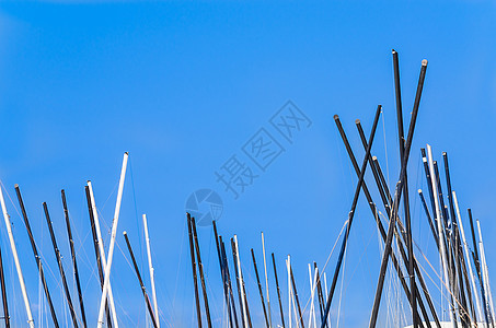 马头 帆船与蓝天对冲图片