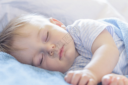 婴儿睡觉毯子孩子睡眠眼睛男生生活蓝色新生金发童年图片