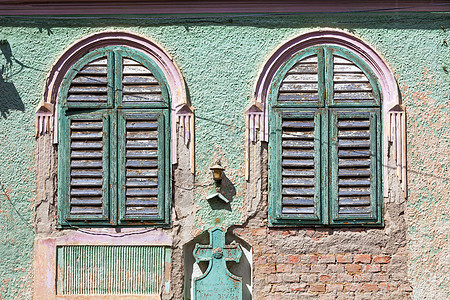 绿色旧房子窗户 有木窗帘图片