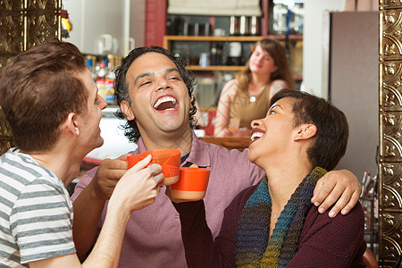 乐于享受咖啡杯欢笑的小组图片