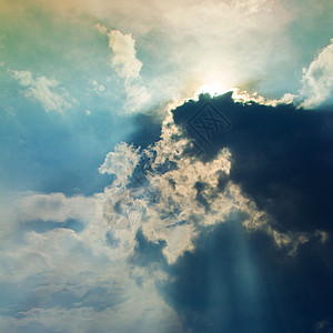 有光线的天空中的云云背景图片