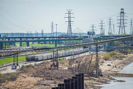 美国堪萨斯城的货运火车运输铁路树木穿越工业图片