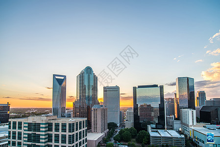 北卡罗莱纳的Charlotte城市天线日落天际商业汽车住宅区街道都市摩天大楼金融景观大楼图片