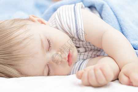 婴儿睡觉休息金发毯子男生保健新生皮肤眼睛生活蓝色图片