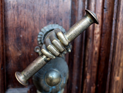 古董门把手建筑入口手臂青铜背景图片
