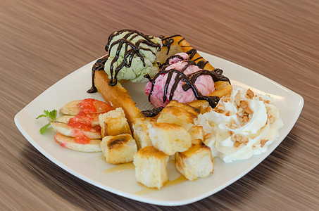 蜂蜜面包和冰淇淋鞭打面包巧克力小吃绿色粉色糖浆甜点白色盘子图片
