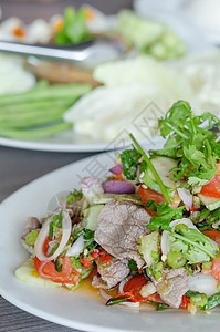 辣辣牛肉沙拉蔬菜美食食物辣椒沙拉绿色香料洋葱盘子红色图片