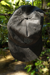 挂在衣衣衣架上树枝吊挂的澳大利亚帽子植被晴天瀑布休息远足图片