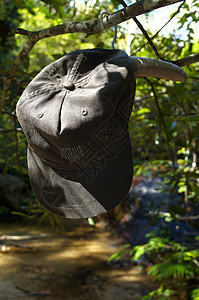 挂在衣衣衣架上树枝吊挂的澳大利亚帽子瀑布晴天远足休息植被图片
