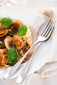 贝壳鱼和意大利面盘子食物餐饮海鲜美食贝壳桌子水瓶饮食烹饪图片