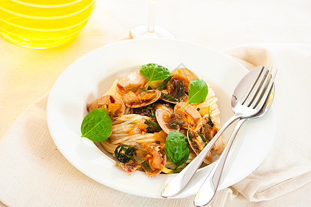贝壳鱼和意大利面海鲜小吃贝类烹饪用餐草本植物面条饮食营养蛤蜊图片