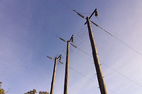 日落当天的电极电压传播电缆蓝色电气活力电话力量网络危险图片