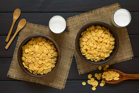 谷物和奶粉早餐会饮料乡村玉米片玉米高架勺子小吃水平营养奶制品图片
