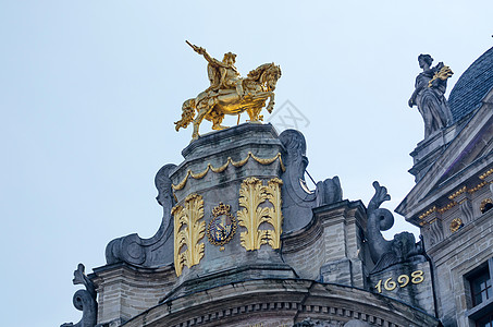 布鲁塞尔大广场古老建筑的黄金雕塑案 布鲁塞尔图片