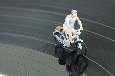 循环种族中两个模范人比赛竞争竞赛速度女士自行车男人车轮行动运动图片