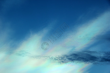 美丽的白月多彩云白色天空衍射阳光蓝色菌盖太阳彩虹虹膜背景图片
