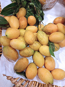 在市场中特写了马里安李子果园橙子季节李子农业食物水果黄色植物绿色图片